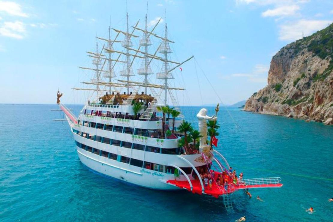 Antalya Yat Kiralama 50m Mega Yat